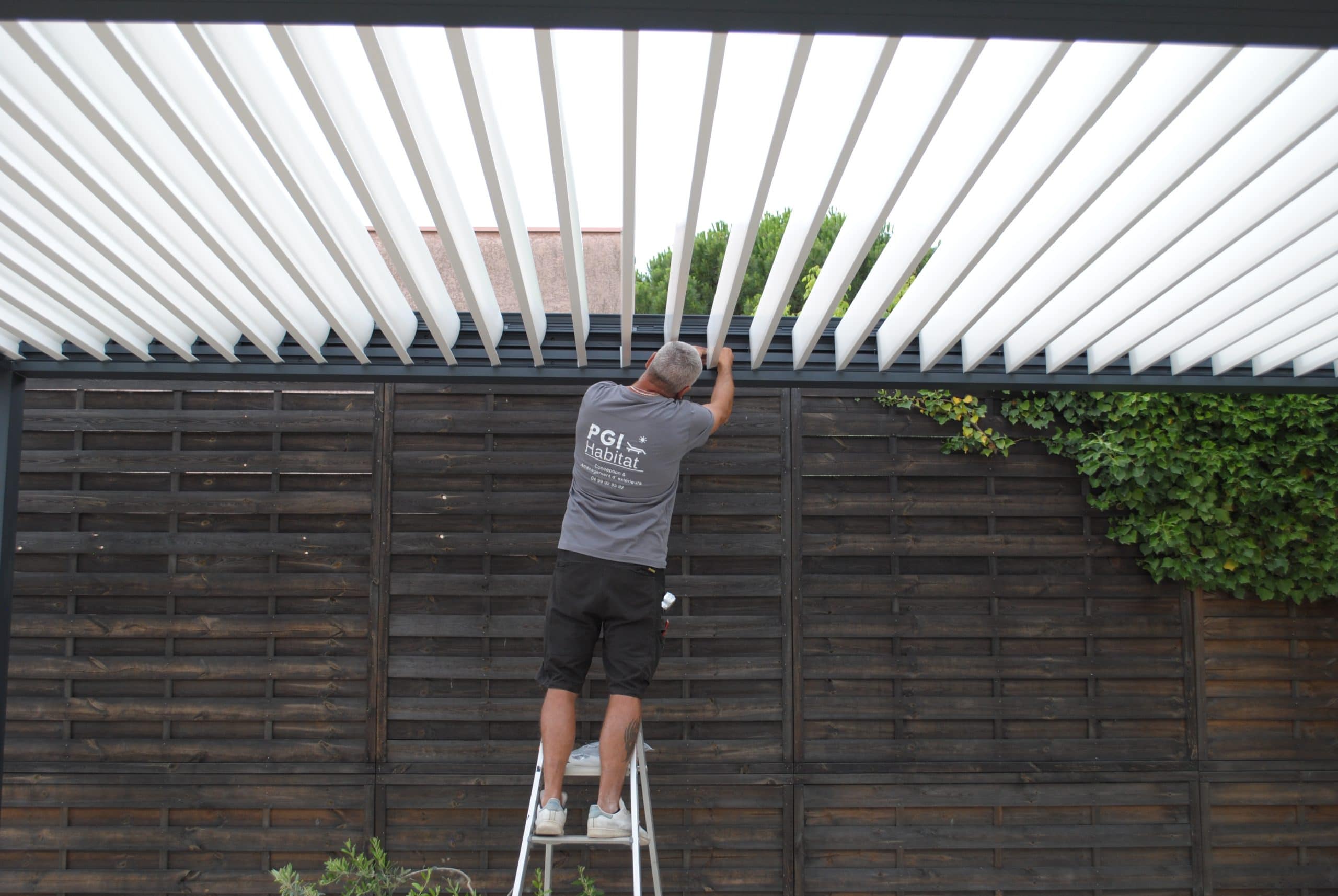 Montage des éléments de la pergola bioclimatique