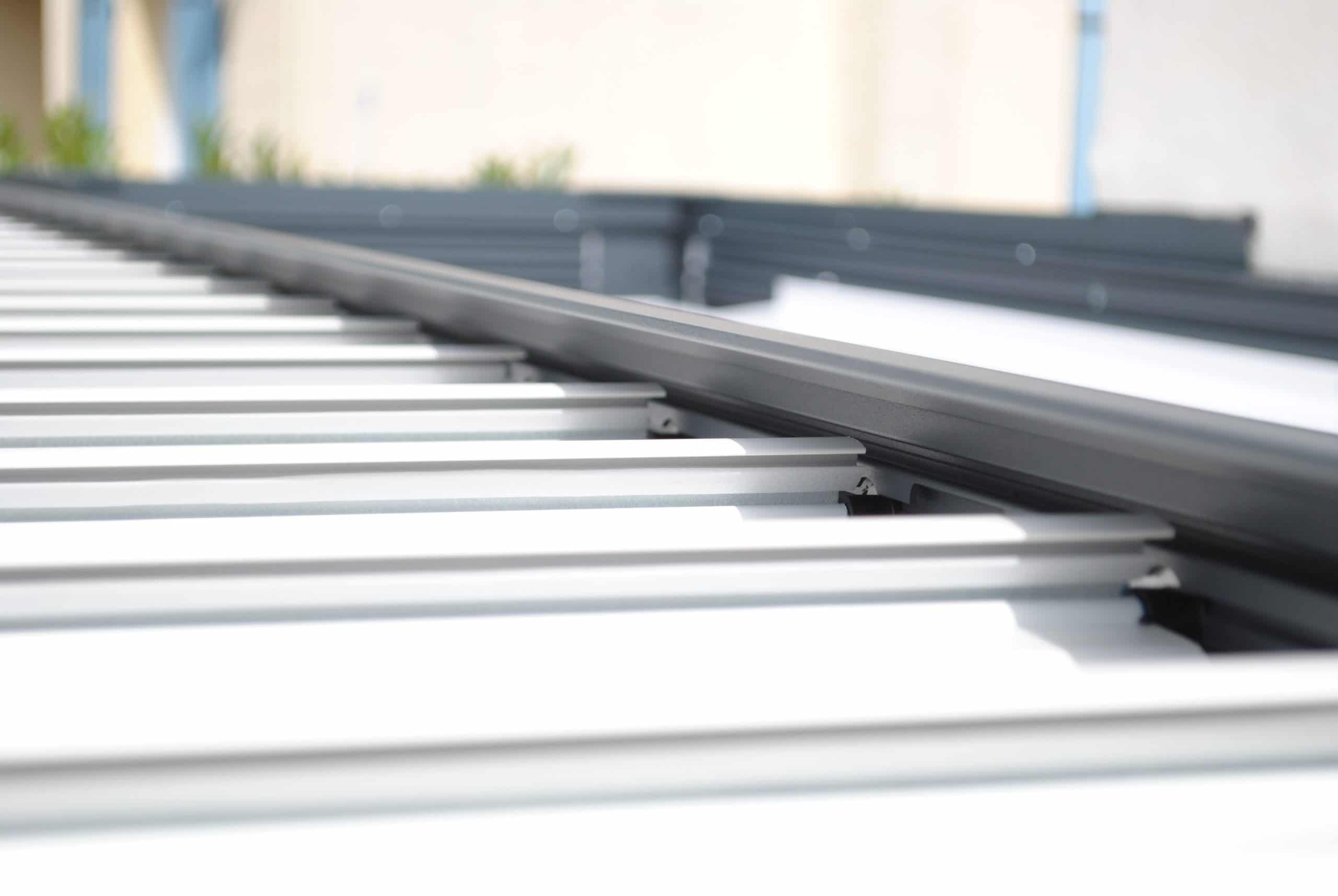 Lames bioclimatiques parfaitement intégrées dans la structure aluminium
