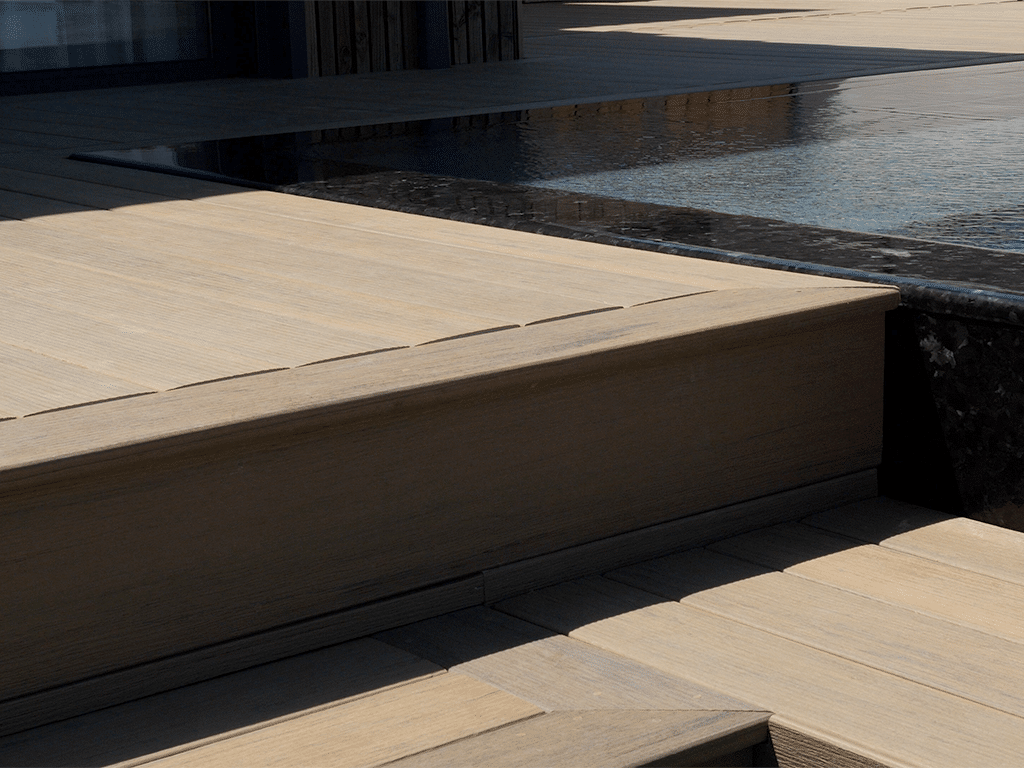 Escalier en bois composite. Lames de terrasse