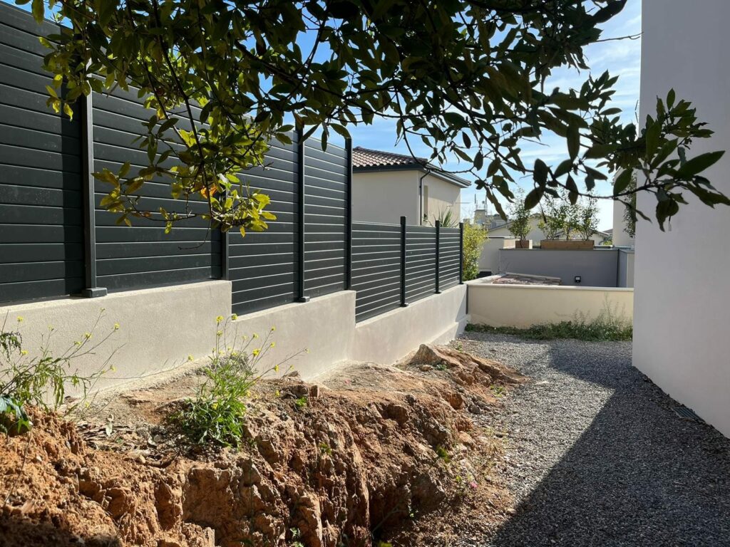 Aménagement extérieur : Claustra sur mesure PGI Habitat. Intervention sur Sète. Menuiserie aluminium