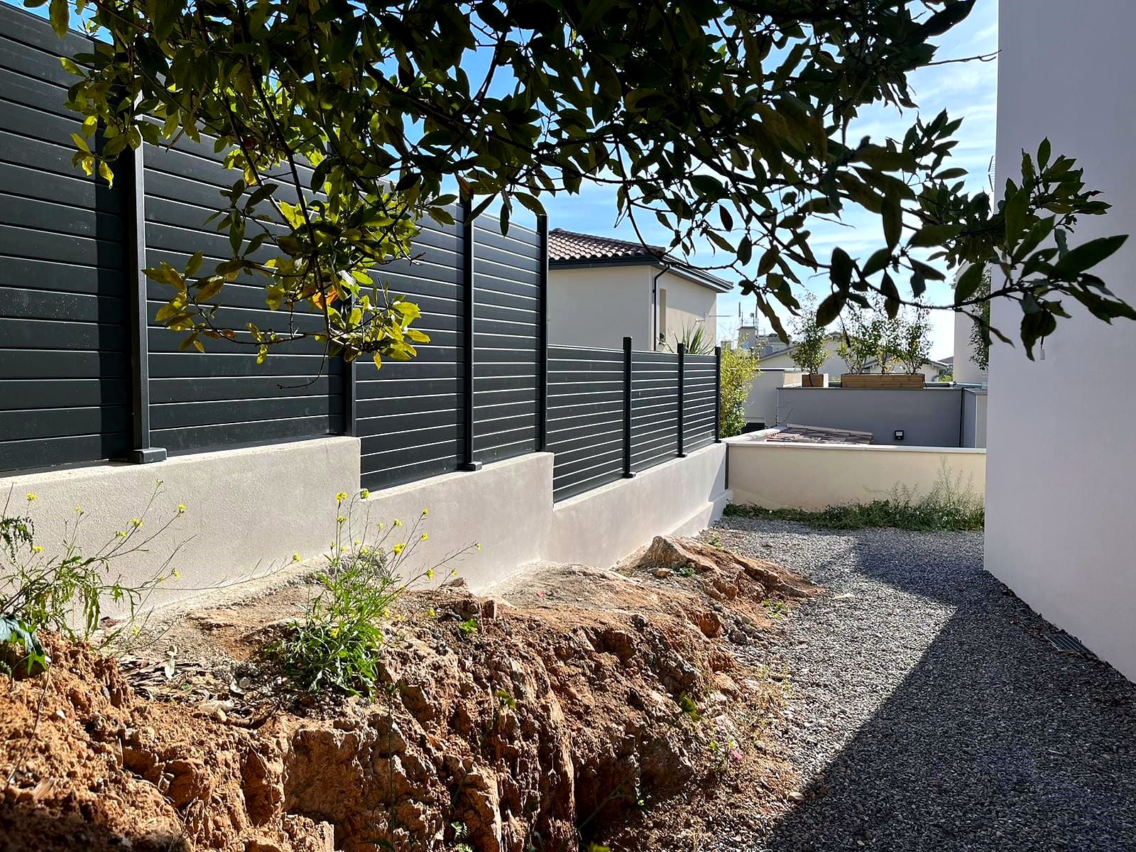 Aménagement extérieur : Claustra sur mesure PGI Habitat. Intervention sur Sète. Menuiserie aluminium