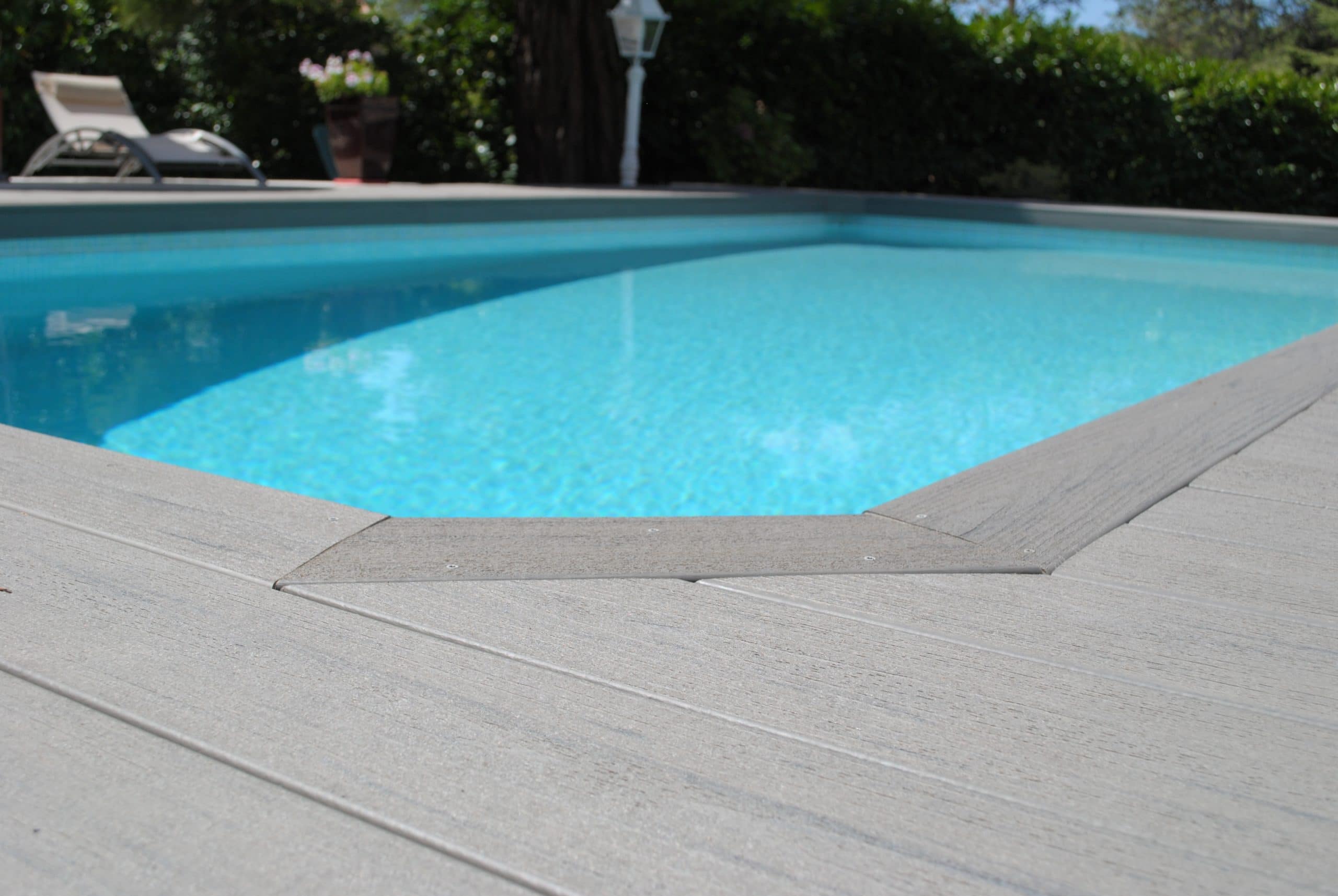 Aménagement extérieur : lame-terrasse-bois-composite-piscine