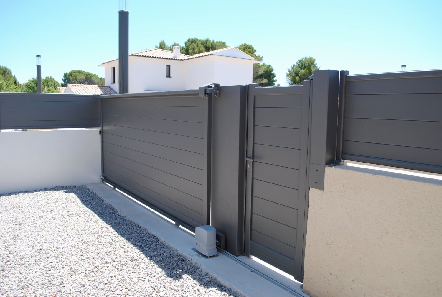 Aménagement extérieur : Portail électrique aluminium extrudé