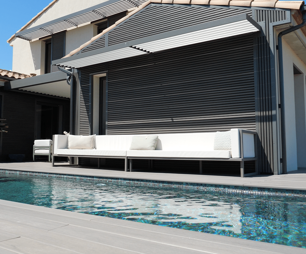 Aménagement extérieur : bardage bois composite et menuiserie aluminium