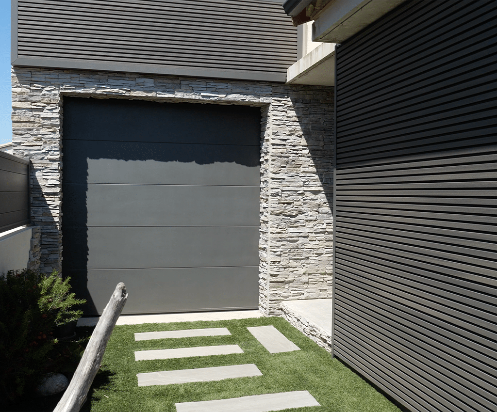 Aménagement extérieur : Bardage en bois composite avec parement en pierre