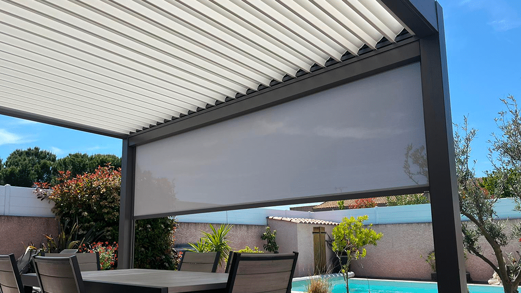 Aménagement extérieur : Pergola bioclimatique, structure en aluminium noir avec stores intégrés