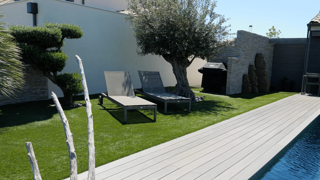 Aménagement extérieur : Tour de piscine en bois composite avec gazon synthétique