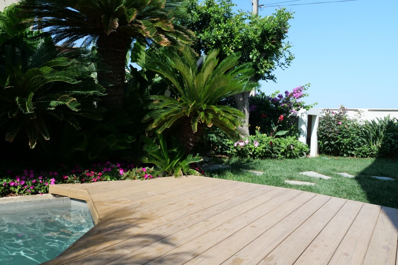Aménagement paysagé avec terrasse composite. 