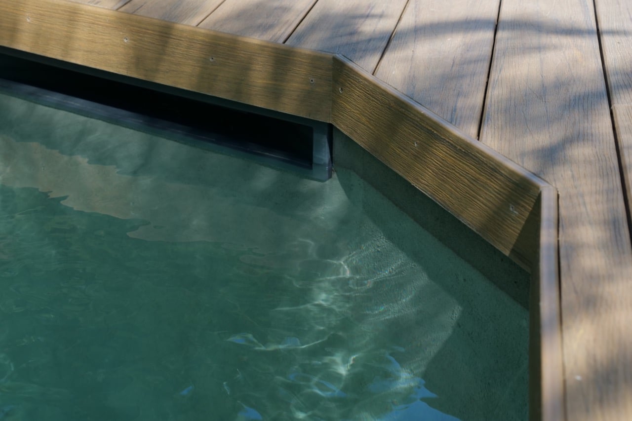 Tour interieur d'une piscine en composite Timbertech réalisé par PGI Habitat sur Frontignan