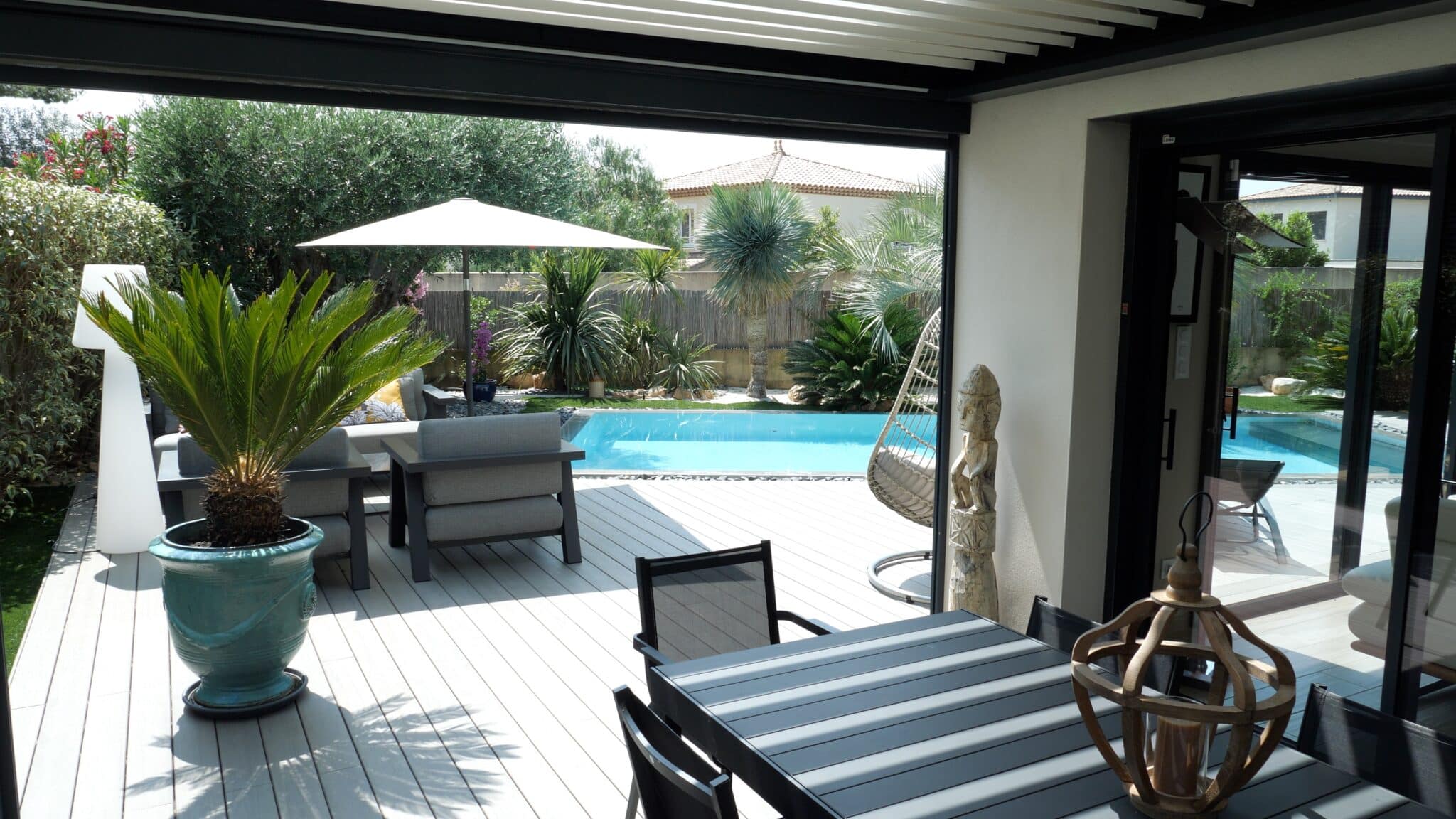 Coin repas et salon pour profiter du jardin.