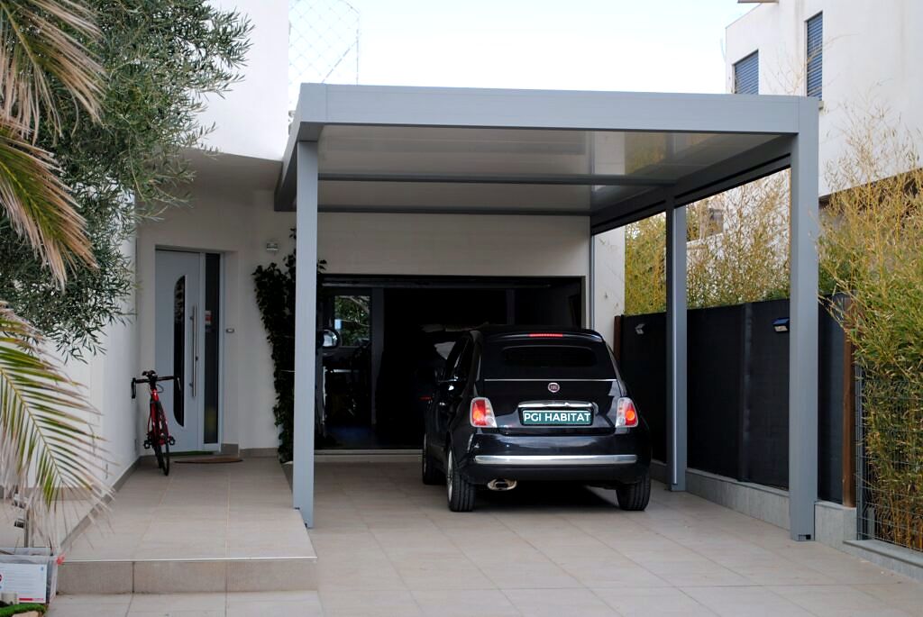 L'abri qui longe la maison sans envahir le jardin
