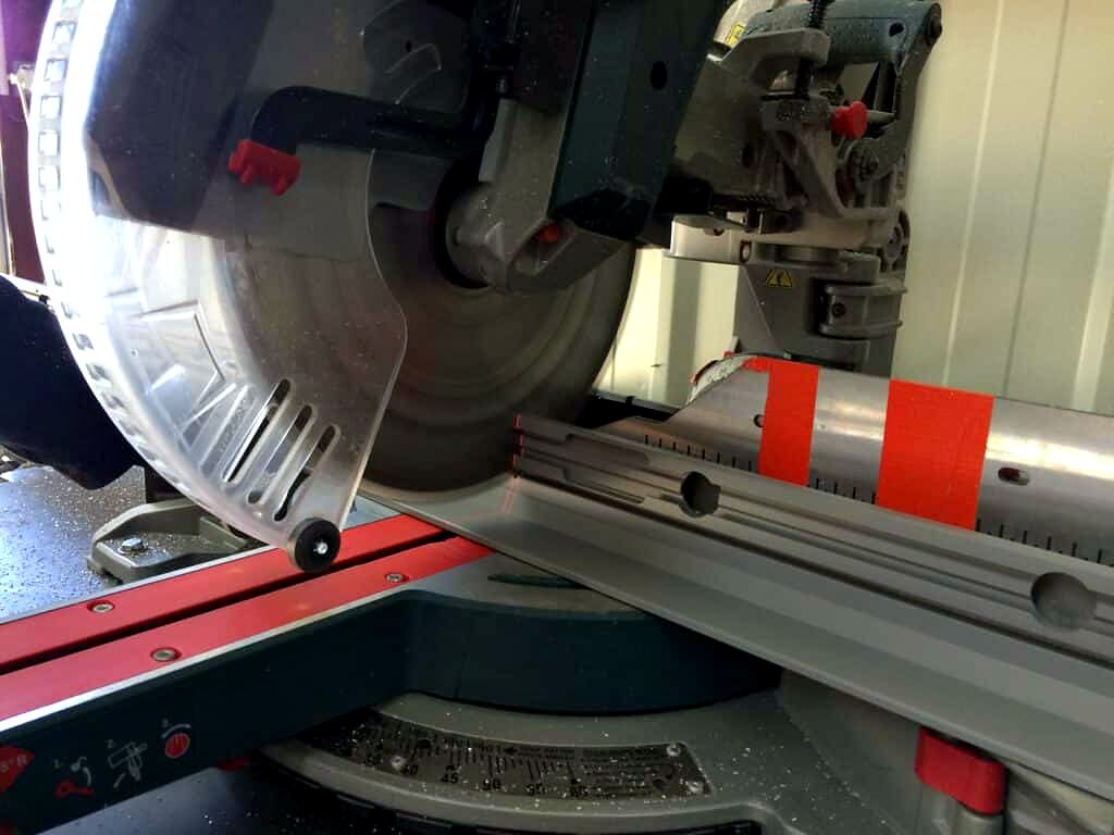 Conforme aux normes, fixé au sol ou en applique