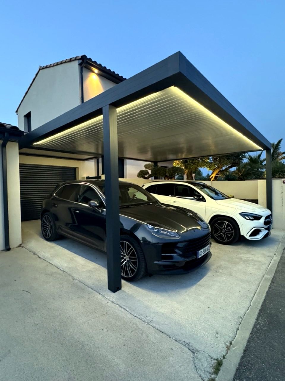 Un abri voiture sans les murs d'un garage
