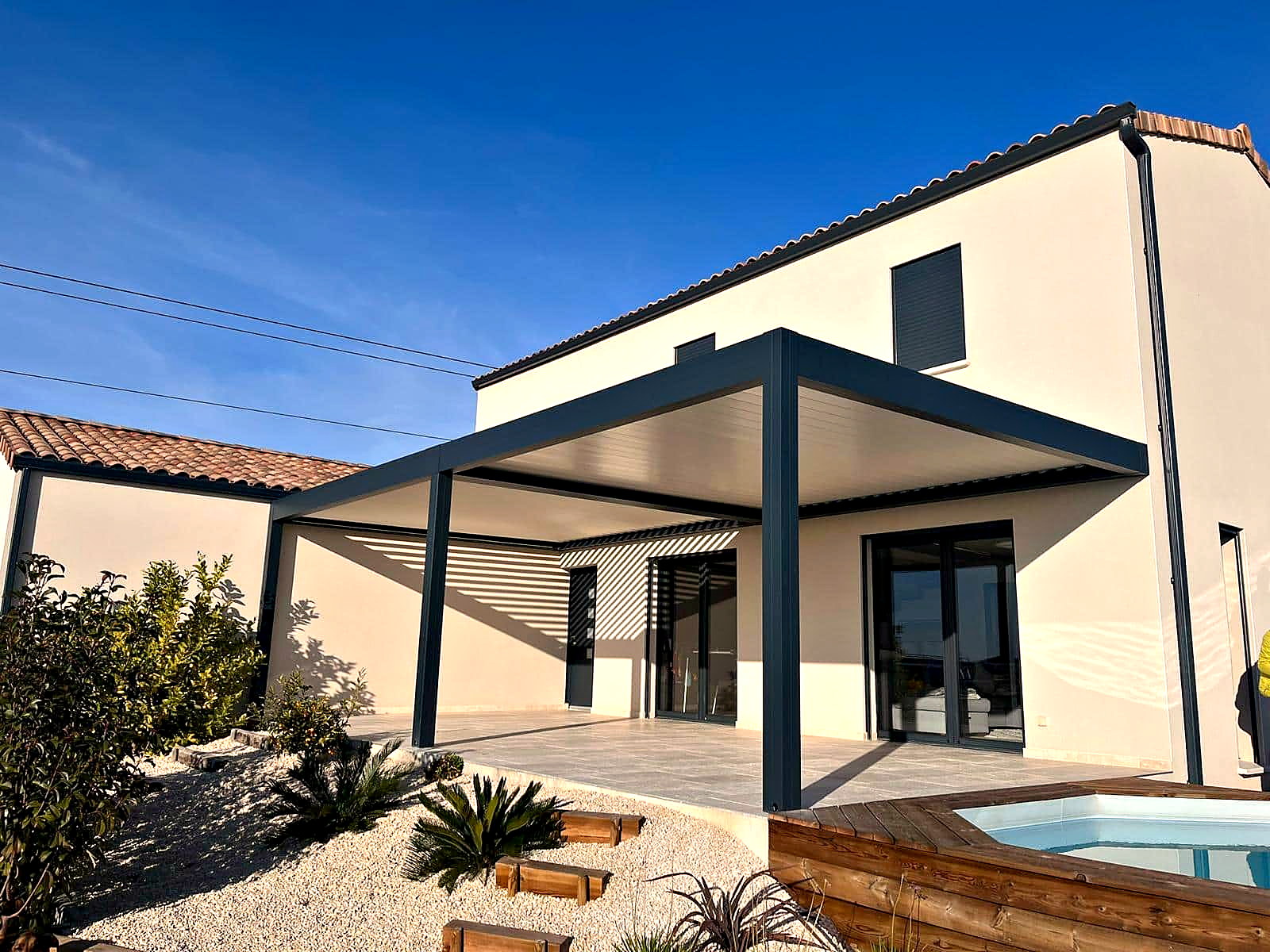 Pergola bioclimatique motorisée adossée, terrasse et spa dans l'Hérault
