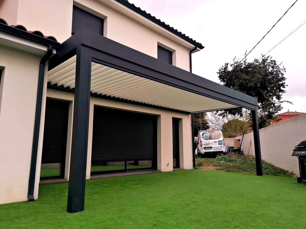 Pergola bioclimatique motorisée lames fermées, adossée à une maison