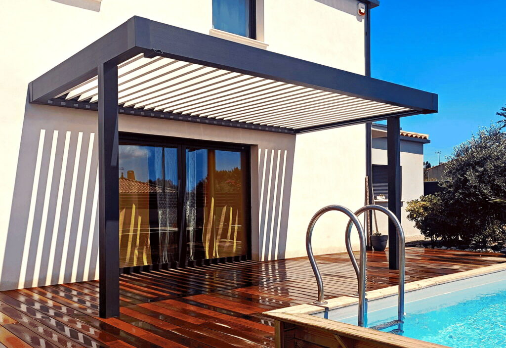 Pergola bioclimatique motorisée en aluminium au bord d'une piscine à Balaruc-les-Bains
