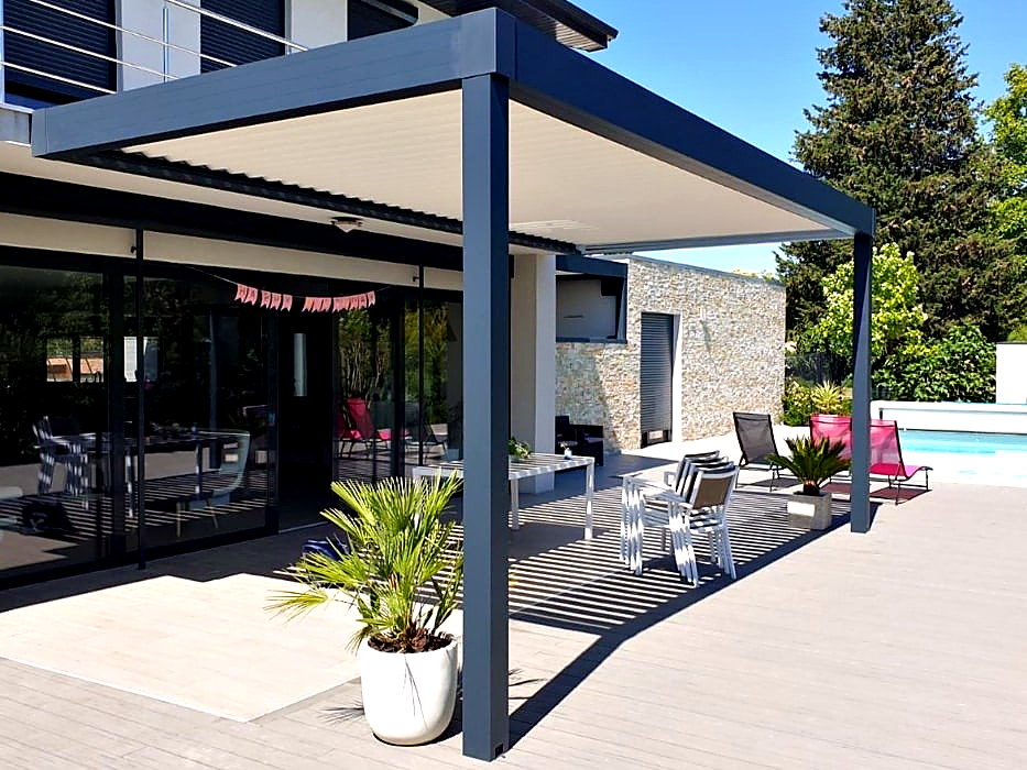 Pergola bioclimatique motorisée sur une terrasse à Montpellier